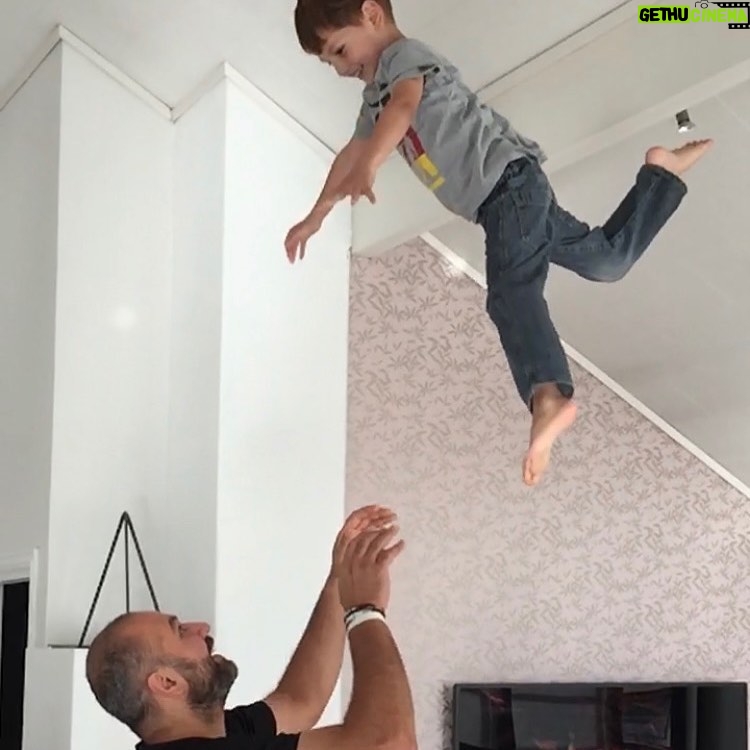 Marco Elsafadi - 237 Likes - HÄper alle har hatt en fin sommer sÄ langt. Snart er vi i august og da kan det være fint Ä begynne Ä tenke pÄ høsten og hverdagen etter ferien.
Da bør oss foreldre hjelpe barna inn i gode rutiner. For noen av oss vil det gÄ forholdsvis enkelt, mens for andre betyr det grensesettinger, krav og kjedelige konfrontasjoner.
Torsdag 5.august kl.1930 arrangerer jeg enda et gratis webinar for foreldre med samme tittel som sist:
«Hvordan bedre dialogen med ditt barn, uten Ä bli avvist».
Der skal jeg dele mine beste rÄd for hvordan etablere gode samtaler med barna vÄre, og hvordan styrke barnas selvtillit og selvfølelse.
Ćnsker du Ć„ bli med pĆ„ webinaret, klikk pĆ„ linken under og meld deg pĆ„.
Kjenner du noen som kunne tenke seg Ƅ bli med, sƄ er det bare Ƅ dele denne linken med vedkommende.
Ha en fortsatt fin sommer, sƄ hƄper jeg vi sees snart.
https://kurs.marco.no/registration