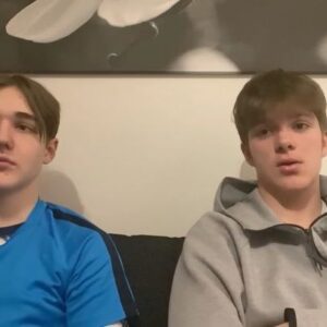Marco Elsafadi Instagram - Jeg har sett videoen av Oliver (14) og Tage (15), der de ytrer seg rasistisk i en selvlaget video. De sier blant annet at «ingen liker negre»og «vi hater negre». Videre sier en av guttene at den eneste rette hudfargen er dette, mens han peker på sin egen hånd. Men det sterkeste kommer til slutt, når han avslutter med; «Du kan drepe deg selv. Fuck you bitch». Filmen er laget til en jente med minoritetsbakgrunn, som de aldri har møtt før.

Hva får to unge gutter til å si noe så forkastelig, og sende filmen til ei jente de ikke kjenner? Når vi ser filmen er det lett å dømme guttene. Og kommentarene har haglet inn med hat, trusler og lovnader om vold. 

I går kveld søkte guttene og mødrene råd hos med og min venn og kollega David Martinez. Det ga oss muligheten til å prøve å forstå hvorfor guttene laget denne filmen.

Under vårt Zoom møte, snakket vi med to svært pregede gutter. De sliter med å forklare hva som ligger bak, men angrer sterkt på det de har sagt og gjort. De vet ikke hvorfor de laget filmen. Etter hvert sa Tage at han tror at han kanskje bare tøffet seg litt, og Oliver bekreftet at han hang seg på. De satt alene på rommet og snakket til ei jente de aldri har møtt. Lite ante de om hvor mange som skulle dele filmen de neste timene.

Siden de ikke kjente jenta, er det grunn til å tro at dette ikke stikker så dypt hos gutta. Likevel har nok filmen krenket og såret jenta grovt. Guttene ønsker å si unnskyld til jenta. De innser at de har gjort en stor feil, og de angrer.

Guttene kunne ikke forestille seg omfanget av konsekvensene da filmen gikk viralt. Mange har sett filmen og med rette blitt rasende og såret. Guttene sier unnskyld til alle som ble krenket. 

Men belastningen de nå påføres er langt større enn hva to ungdommer bør utsettes for. Her må vi alle som ser filmen, og sprer den, tenke oss litt om. Dette er gutter på 14 og 15 år, som ikke visste bedre og burde vært skjermet mot seg selv.

Ofte er det lett å spre hat, men hatytringer bør ikke besvares med hat og trusler. Det har vel aldri fungert?! 

(For å lese hele saken, klikk på lenken i bio’en min)
