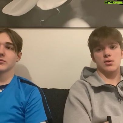 Marco Elsafadi - 1.1K Likes - Jeg har sett videoen av Oliver (14) og Tage (15), der de ytrer seg rasistisk i en selvlaget video. De sier blant annet at «ingen liker negre»og «vi hater negre». Videre sier en av guttene at den eneste rette hudfargen er dette, mens han peker på sin egen hånd. Men det sterkeste kommer til slutt, når han avslutter med; «Du kan drepe deg selv. Fuck you bitch». Filmen er laget til en jente med minoritetsbakgrunn, som de aldri har møtt før.
Hva får to unge gutter til å si noe så forkastelig, og sende filmen til ei jente de ikke kjenner? Når vi ser filmen er det lett å dømme guttene. Og kommentarene har haglet inn med hat, trusler og lovnader om vold.
I går kveld søkte guttene og mødrene råd hos med og min venn og kollega David Martinez. Det ga oss muligheten til å prøve å forstå hvorfor guttene laget denne filmen.
Under vårt Zoom møte, snakket vi med to svært pregede gutter. De sliter med å forklare hva som ligger bak, men angrer sterkt på det de har sagt og gjort. De vet ikke hvorfor de laget filmen. Etter hvert sa Tage at han tror at han kanskje bare tøffet seg litt, og Oliver bekreftet at han hang seg på. De satt alene på rommet og snakket til ei jente de aldri har møtt. Lite ante de om hvor mange som skulle dele filmen de neste timene.
Siden de ikke kjente jenta, er det grunn til å tro at dette ikke stikker så dypt hos gutta. Likevel har nok filmen krenket og såret jenta grovt. Guttene ønsker å si unnskyld til jenta. De innser at de har gjort en stor feil, og de angrer.
Guttene kunne ikke forestille seg omfanget av konsekvensene da filmen gikk viralt. Mange har sett filmen og med rette blitt rasende og såret. Guttene sier unnskyld til alle som ble krenket.
Men belastningen de nå påføres er langt større enn hva to ungdommer bør utsettes for. Her må vi alle som ser filmen, og sprer den, tenke oss litt om. Dette er gutter på 14 og 15 år, som ikke visste bedre og burde vært skjermet mot seg selv.
Ofte er det lett å spre hat, men hatytringer bør ikke besvares med hat og trusler. Det har vel aldri fungert?!
(For å lese hele saken, klikk på lenken i bio’en min)