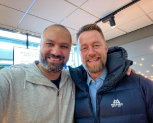Marco Elsafadi Instagram - Noen menneskemøter er bare inspirerende. I dag traff jeg tilfeldigvis på Geir aka Fenriken i Kompani Lauritzen. Mange har registrert hvor herlig det er å se både fenriken og de andre befalene i interaksjon med deltakerne i Kompani Lauritzen. 

Årets «Tropp 1» var for meg enda mer spennende og relevant, siden deltakerne var noe mer sårbare enn kjendisversjonene tidligere. 

Fenriken og hans kolleger klarer den vanskelige balansen mellom å støtte, veilede og stille akkurat passe store krav til deltakerne. Blir kravene for store, risikerer de at deltakerne gir opp. Blir kravene for milde, frarøves deltakerne utvikling. Det handler om riktig dose motstand for å vokse som mennesker. Og så er de så deilig-tydelige på at det handler om å stå sammen. Om å løfte blikket og løfte hverandre frem når vi kan. 

Det er akkurat dette mange foreldre sliter med i dialog med sine barn. Jeg anbefaler alle foreldre og voksne som jobber med barn om å se «Tropp 1» og la seg inspirere. Dialogen er helt magisk, og Fenriken og de andre flotte befalene klarer å formidle sin underliggende kjærlighet for deltakerne uten å si det med ord. 

Jeg er mektig imponert over dere, og bøyer meg i hatten (eller i den oransje bereten). 🙏🏽♥️

#bestsammen