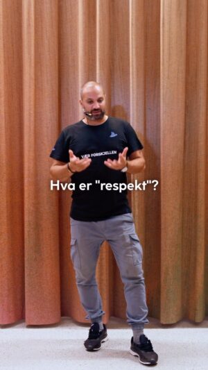 Marco Elsafadi Instagram - Mange er nok ikke enige i at respekt har noe med frykt å gjøre. Det er forståelig, for jeg mente det samme selv også. 
Men jo mer jeg har reflektert rundt begrepet respekt, og hvordan det praktiseres, desto mer har jeg oppdaget at frykt (dessverre) er en viktig og effektiv ingrediens i respekt. 

Respekt handler om å bli lyttet til. Og når du lytter og forholder deg til det jeg sier, føler jeg at du tar meg på alvor. Å bli tatt på alvor kan oppnås på to måter. 

For hvem av oss har vel ikke brukt den negative respekten for å få andre til å respondere bedre når vi snakker? For eksempel med å si til barnet «hvis du ikke sitter i ro, blir det ingen dessert etter middag». Eller «Jeg teller til tre…». Frykten brukes også mellom voksne, der en av partene inntar en maktposisjon. 
Respekten varer like lenge som frykten opprettholdes. 

Men vi er nok alle enige om at den positive respekten er den beste. Den er også mer langsiktig og varer så lenge den gode relasjonen varer. 🙏🏽♥️

#respekt #relasjoner