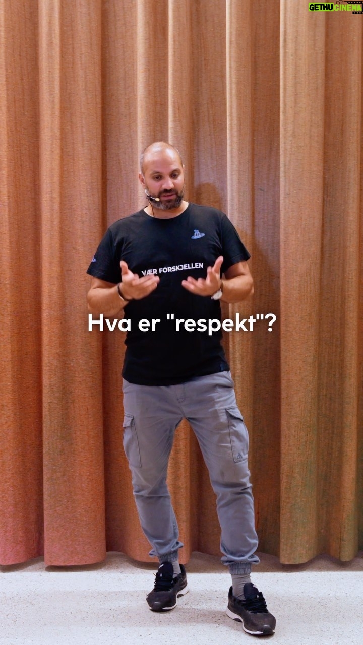 Marco Elsafadi - 1.2K Likes - Mange er nok ikke enige i at respekt har noe med frykt å gjøre. Det er forståelig, for jeg mente det samme selv også.
Men jo mer jeg har reflektert rundt begrepet respekt, og hvordan det praktiseres, desto mer har jeg oppdaget at frykt (dessverre) er en viktig og effektiv ingrediens i respekt.
Respekt handler om å bli lyttet til. Og når du lytter og forholder deg til det jeg sier, føler jeg at du tar meg på alvor. Å bli tatt på alvor kan oppnås på to måter.
For hvem av oss har vel ikke brukt den negative respekten for å få andre til å respondere bedre når vi snakker? For eksempel med å si til barnet «hvis du ikke sitter i ro, blir det ingen dessert etter middag». Eller «Jeg teller til tre…». Frykten brukes også mellom voksne, der en av partene inntar en maktposisjon.
Respekten varer like lenge som frykten opprettholdes.
Men vi er nok alle enige om at den positive respekten er den beste. Den er også mer langsiktig og varer så lenge den gode relasjonen varer. 🙏🏽♥️
#respekt #relasjoner