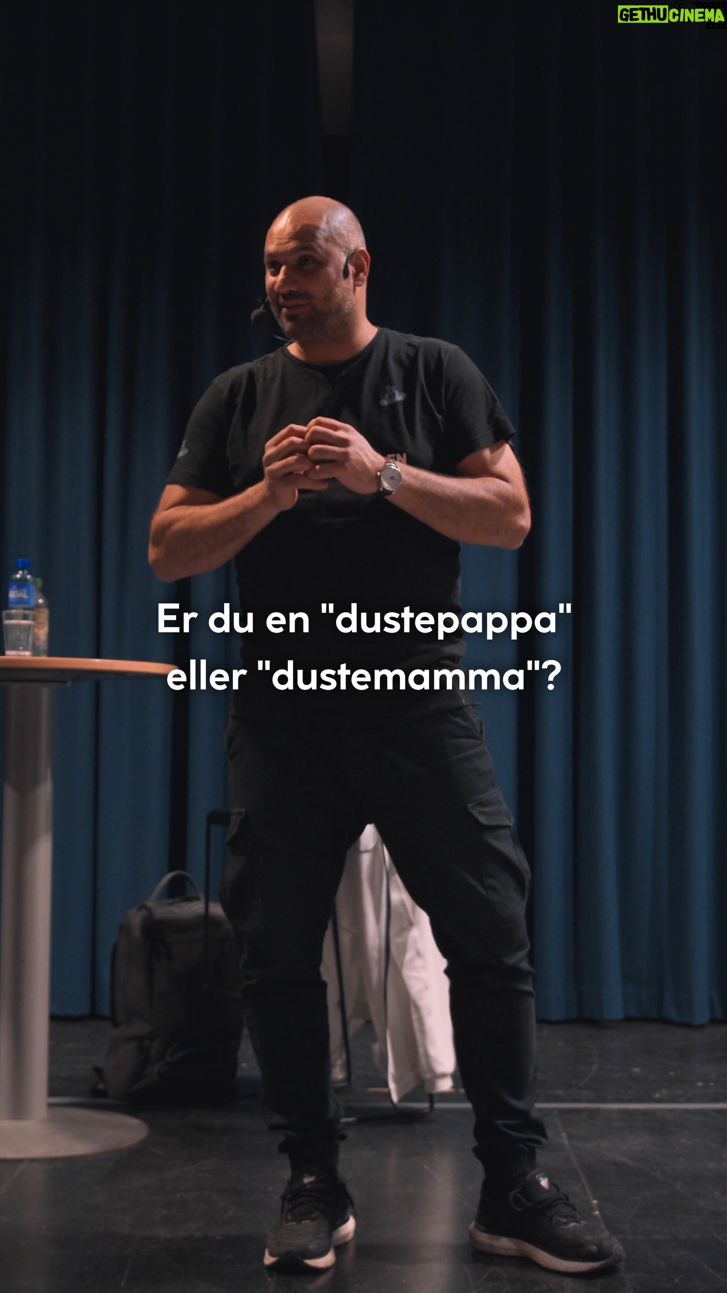 Marco Elsafadi - 349 Likes - Det er av og til vanskelig å forstå barna våre, spesielt hvis vi har forskjellige måter å tolke verden på.
Mange foreldre kan blir frustrerte når barna sier eller gjør noe som ikke samsvarer med foreldrenes virkelighet.
Husk at det er vi som er voksne og som må tilpasse oss så godt vi kan, for å bedre forstå våre barn. Det er kanskje ekstra viktig når de blir ungdommer og trenger å markere seg sterkere. 🙏🏽♥️
Jeg har også bommet i møte med mine barn, det er helt vanlig. Men så gjelder det å lære av egne tabber og reparere. Tilpasse. Og fortsette å heie på, tilrettelegge for, og stille opp for barna våre.
#relasjoner #barn #norge