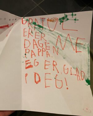 Marco Elsafadi Instagram - Noah (5 år) ga meg et papirfly til bursdag i dag. Da jeg åpnet det fant jeg denne nydelige teksten. ❤️🙏🏽 Hva mer kan en pappa ønske seg til bursdag? Bortsett fra denne hjerte-teksten jeg fikk av min datter 
Sarah (11 år). Like før pappahjertet eksploderte av lykke. 
#takknemlighet #familieførst