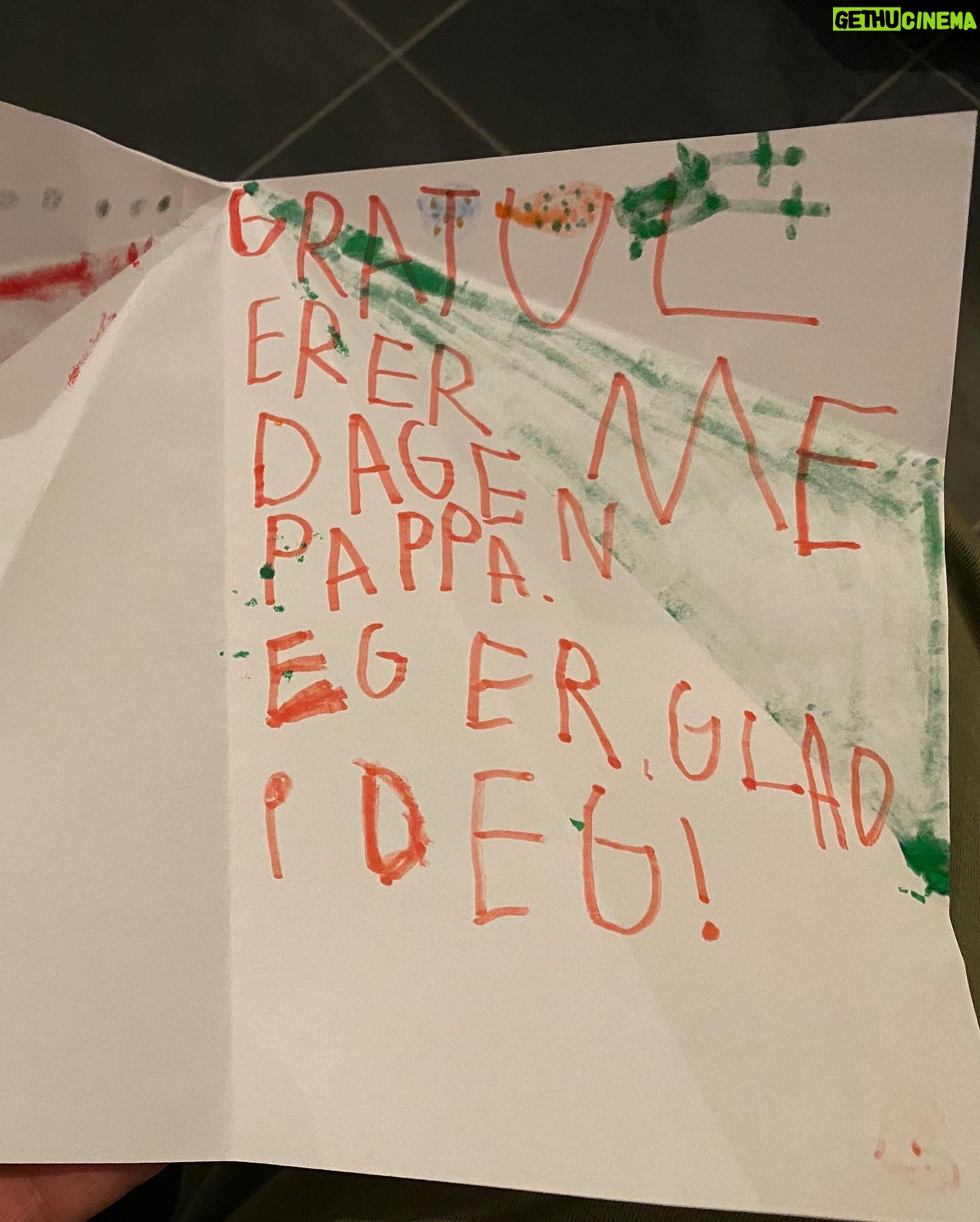 Marco Elsafadi - 249 Likes - Noah (5 Ć„r) ga meg et papirfly til bursdag i dag. Da jeg Ć„pnet det fant jeg denne nydelige teksten. ā¤ļøšš½ Hva mer kan en pappa Ćønske seg til bursdag? Bortsett fra denne hjerte-teksten jeg fikk av min datter
Sarah (11 Är). Like før pappahjertet eksploderte av lykke.
#takknemlighet #familiefĆørst