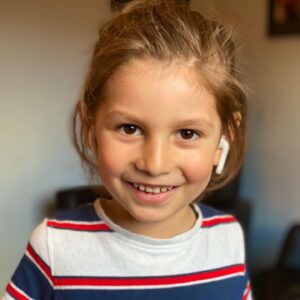Marco Elsafadi Instagram - Under samtalen vår ved sengekanten i dag spurte min seks år gamle sønn Noah meg følgende;

"Pappa, hva synes du er vanskeligst"? 

Jeg elsker våre samtaler, og innimellom kommer det spørsmål som setter meg litt ut. Her måtte jeg tenke meg om, for det er mye jeg synes er vanskelig i verden. Midtøstenkonflikten, barna i Moria, urettferdighet, fattigdom, barn som blir utsatt for urett... Lista over vanskelige ting er lang. 

Men hva svarer jeg min sønn på seks år? Hva angår ham mest? Og hva skaper nærhet og sterkere tilknytning mellom oss akkurat i denne samtalen? 

Da ble svaret forholdsvis enkelt; 
"Det vanskeligste er å forlate deg og de andre i familien når jeg innimellom må reise bort for å jobbe", svarte jeg. 
Noah responderte med å bekrefte at han også synes det er vanskelig og la til;
"Jeg gleder meg til å bli stor for da kan vi jobbe sammen, sånn at vi slipper å reise fra hverandre noe mer... "
❤ Hjertesukk. 

Jeg unner alle barn å ha sterke relasjoner og gode samtaler med sine foreldre. 

Det er rekordmange påmeldte til webinaret førstkommende tirsdag 29.juni kl.1945-2145, men det er alltids plass til flere. Jeg lover å dele mine beste råd og tips med deg som deltar. 

Del gjerne linken med alle du tenker kan ha glede av å være med. Klikk på linken og registrer deg, helt gratis. 
https://kurs.marco.no/registration

God sommer alle sammen.