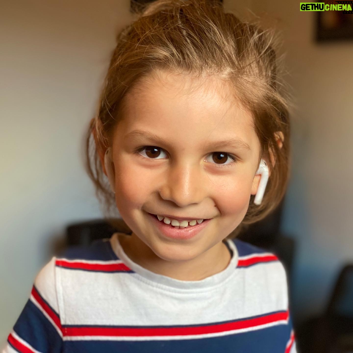 Marco Elsafadi - 419 Likes - Under samtalen vÄr ved sengekanten i dag spurte min seks Är gamle sønn Noah meg følgende;
"Pappa, hva synes du er vanskeligst"?
Jeg elsker vÄre samtaler, og innimellom kommer det spørsmÄl som setter meg litt ut. Her mÄtte jeg tenke meg om, for det er mye jeg synes er vanskelig i verden. Midtøstenkonflikten, barna i Moria, urettferdighet, fattigdom, barn som blir utsatt for urett... Lista over vanskelige ting er lang.
Men hva svarer jeg min sønn pÄ seks Är? Hva angÄr ham mest? Og hva skaper nærhet og sterkere tilknytning mellom oss akkurat i denne samtalen?
Da ble svaret forholdsvis enkelt;
"Det vanskeligste er Ƅ forlate deg og de andre i familien nƄr jeg innimellom mƄ reise bort for Ƅ jobbe", svarte jeg.
Noah responderte med Ƅ bekrefte at han ogsƄ synes det er vanskelig og la til;
"Jeg gleder meg til Ƅ bli stor for da kan vi jobbe sammen, sƄnn at vi slipper Ƅ reise fra hverandre noe mer... "
⤠Hjertesukk.
Jeg unner alle barn Ć„ ha sterke relasjoner og gode samtaler med sine foreldre.
Det er rekordmange pÄmeldte til webinaret førstkommende tirsdag 29.juni kl.1945-2145, men det er alltids plass til flere. Jeg lover Ä dele mine beste rÄd og tips med deg som deltar.
Del gjerne linken med alle du tenker kan ha glede av Ƅ vƦre med. Klikk pƄ linken og registrer deg, helt gratis.
https://kurs.marco.no/registration
God sommer alle sammen.