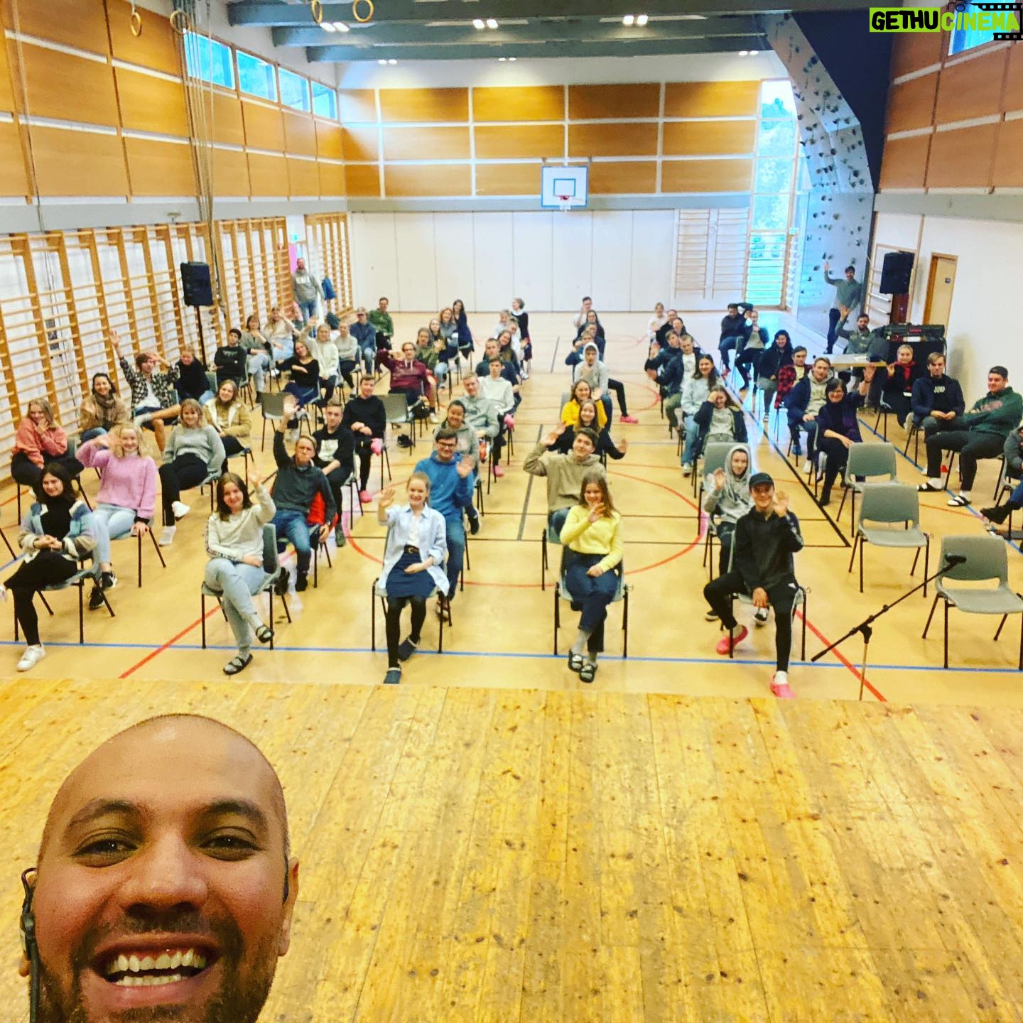 Marco Elsafadi - 182 Likes - Alle gode ting er tre. Takk for tre fine foredrag, på Stranda ungdomsskole, Vestborg VGS og Stranda VGS.
Det handler om samspill og sunt selvsnakk. Takk for de gode og ekte samtalene etterpå. 🙏🏽❤️
Og en varm takk til Robin, Elias og Sebastian som ler AV meg, og ikke med meg... de er i det minste herlig-ærlige. 😂😂❤️💪🏽
For mer info www.marco.no
#suntselvsnakk #bestsammen #samspill #campsenkveld