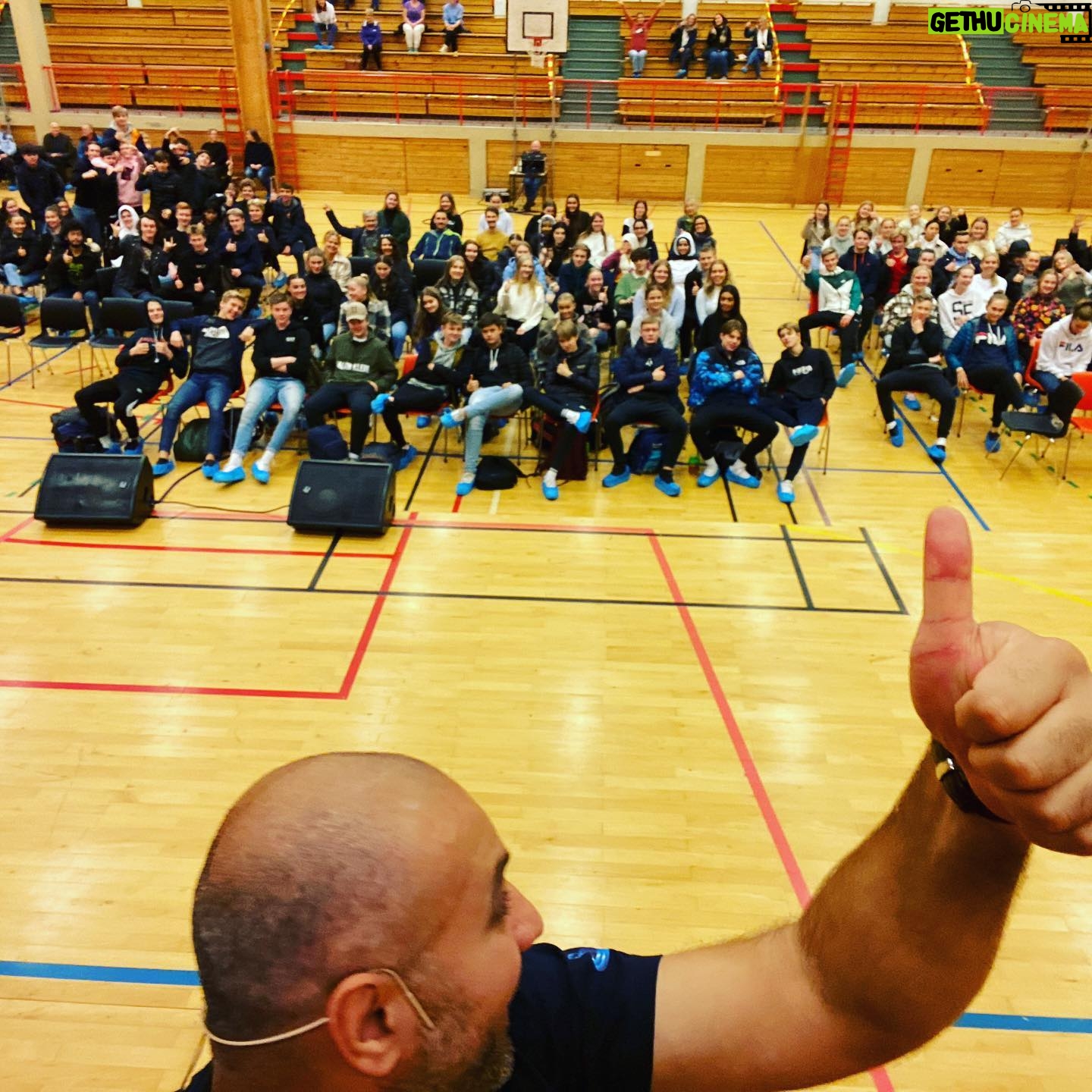 Marco Elsafadi - 182 Likes - Alle gode ting er tre. Takk for tre fine foredrag, på Stranda ungdomsskole, Vestborg VGS og Stranda VGS.
Det handler om samspill og sunt selvsnakk. Takk for de gode og ekte samtalene etterpå. 🙏🏽❤️
Og en varm takk til Robin, Elias og Sebastian som ler AV meg, og ikke med meg... de er i det minste herlig-ærlige. 😂😂❤️💪🏽
For mer info www.marco.no
#suntselvsnakk #bestsammen #samspill #campsenkveld
