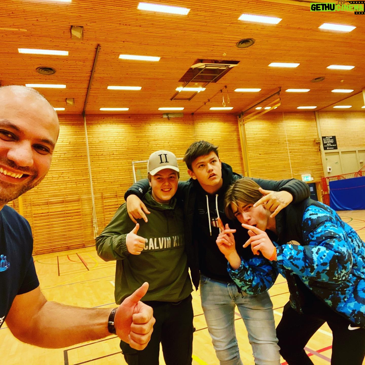 Marco Elsafadi - 182 Likes - Alle gode ting er tre. Takk for tre fine foredrag, på Stranda ungdomsskole, Vestborg VGS og Stranda VGS.
Det handler om samspill og sunt selvsnakk. Takk for de gode og ekte samtalene etterpå. 🙏🏽❤️
Og en varm takk til Robin, Elias og Sebastian som ler AV meg, og ikke med meg... de er i det minste herlig-ærlige. 😂😂❤️💪🏽
For mer info www.marco.no
#suntselvsnakk #bestsammen #samspill #campsenkveld