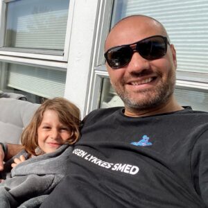 Marco Elsafadi Instagram - Etter forrige webinar tok mange foreldre kontakt med meg og ønsket å se opptaket av webinaret. På bakgrunn av den store interessen har jeg besluttet å gjennomføre et nytt live webinar før ferien. Mange foreldre kunne ikke delta på grunn av tidspunktet, og derfor starter vi noe senere på kvelden, og satser på at det passer bedre for småbarnsforeldre.

Live webinar er bedre enn opptak, så sett av tirsdag 29.juni kl.1945-2145.

Sommer betyr ferie og masse kvalitetstid med familien. Det gir en glimrende anledning til å bedre dialogen med barna våre, og styrke relasjonene.

I løpet av webinaret skal jeg dele mine beste råd og tips basert på 25 års erfaring i arbeid med barn og unge. Webinaret er gratis, og du kan registrere deg ved å fylle ut denne linken; https://kurs.marco.no/registration

Kjenner du noen som kunne vært interessert, så del gjerne linken med dem.
Ha en fin sommer alle sammen.