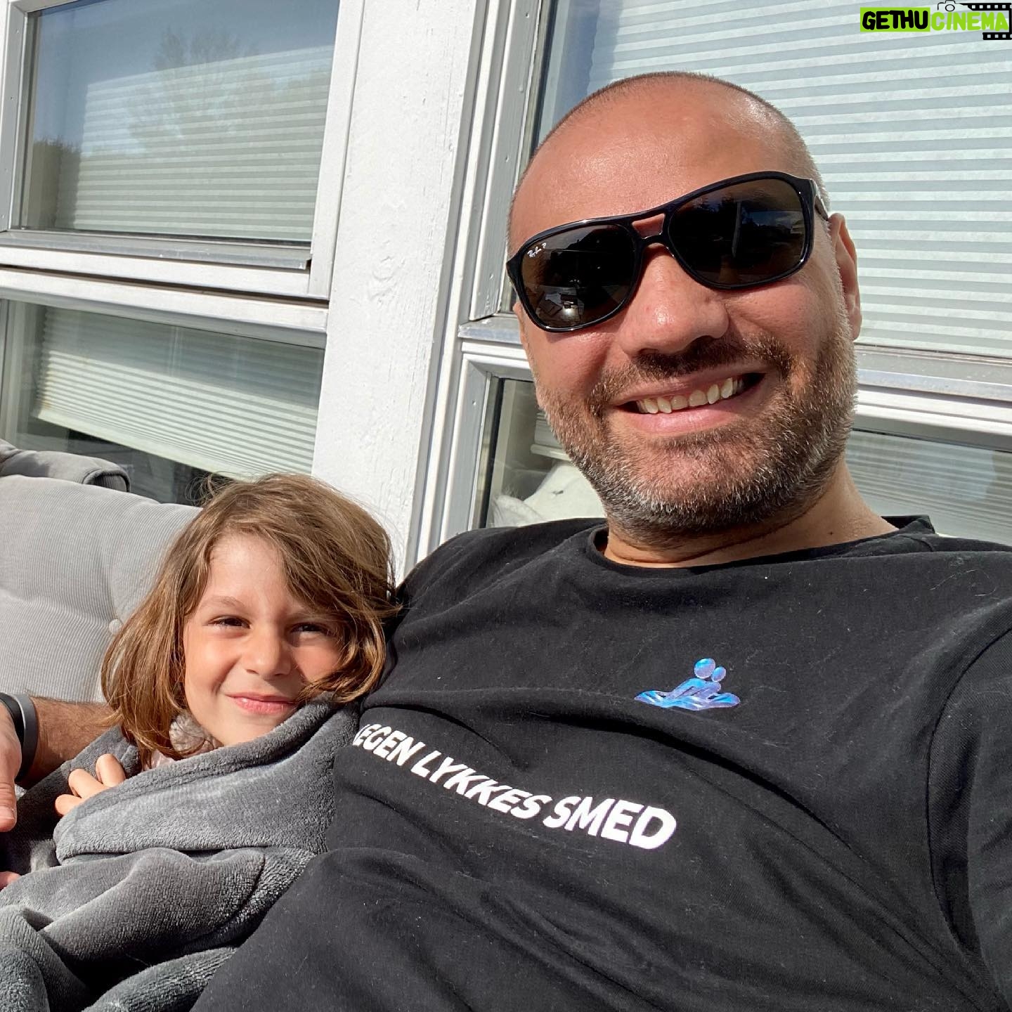 Marco Elsafadi - 406 Likes - Etter forrige webinar tok mange foreldre kontakt med meg og ønsket Ä se opptaket av webinaret. PÄ bakgrunn av den store interessen har jeg besluttet Ä gjennomføre et nytt live webinar før ferien. Mange foreldre kunne ikke delta pÄ grunn av tidspunktet, og derfor starter vi noe senere pÄ kvelden, og satser pÄ at det passer bedre for smÄbarnsforeldre.
Live webinar er bedre enn opptak, sƄ sett av tirsdag 29.juni kl.1945-2145.
Sommer betyr ferie og masse kvalitetstid med familien. Det gir en glimrende anledning til Ƅ bedre dialogen med barna vƄre, og styrke relasjonene.
I løpet av webinaret skal jeg dele mine beste rÄd og tips basert pÄ 25 Ärs erfaring i arbeid med barn og unge. Webinaret er gratis, og du kan registrere deg ved Ä fylle ut denne linken; https://kurs.marco.no/registration
Kjenner du noen som kunne vƦrt interessert, sƄ del gjerne linken med dem.
Ha en fin sommer alle sammen.