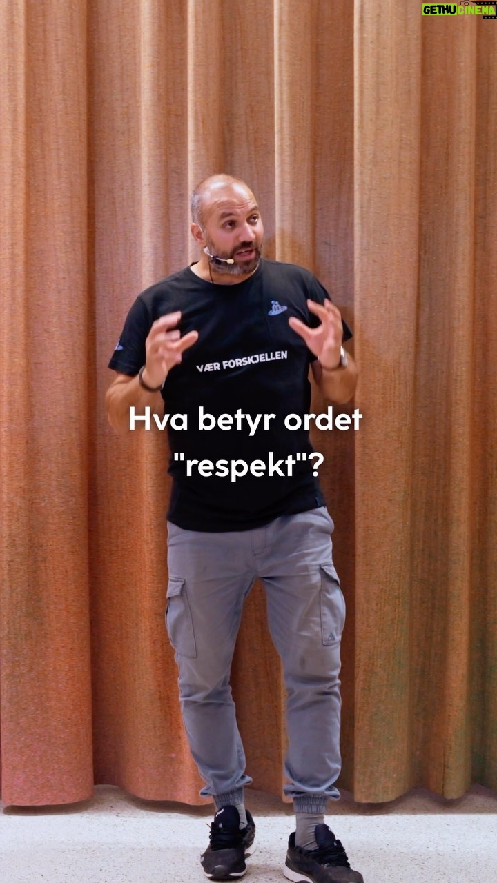Marco Elsafadi - 511 Likes - Respekt er viktig. Men klarer vi å formidle hva vi legger i begrepet, og hvordan vi ønsker å bli behandlet?
Etter mange års refleksjon og utallige diskusjoner, landet vi for over 20 år siden på at respekt skulle være hovedtemaet på en sommerleir for ungdommer.
Sommerleiren varte i ti dager, og det deltok nærmere 100 ungdommer og 30 voksne. Siste dag samlet vi våre refleksjoner og presenterte i plenum. Vi landet på følgende;
Det finnes to typer respekt,
en positiv og en negativ.
Den negative respekten oppstår i en relasjon preget av frykt der den ene parten tas på alvor i et ubalansert maktforhold.
Den positive respekten oppstår gjennom sunne og gode relasjoner der gjensidig beundring er oppskriften i dialogen. Også i dette tilfellet føler vi oss tatt på alvor.
Respekt handler om å ta hverandre på alvor og i praksis gjøres det best ved å lytte til hverandre og strebe etter å forstå hverandre.
Og vi lytter bedre til mennesker vi beundrer og liker. 🙏🏽♥️ #respekt