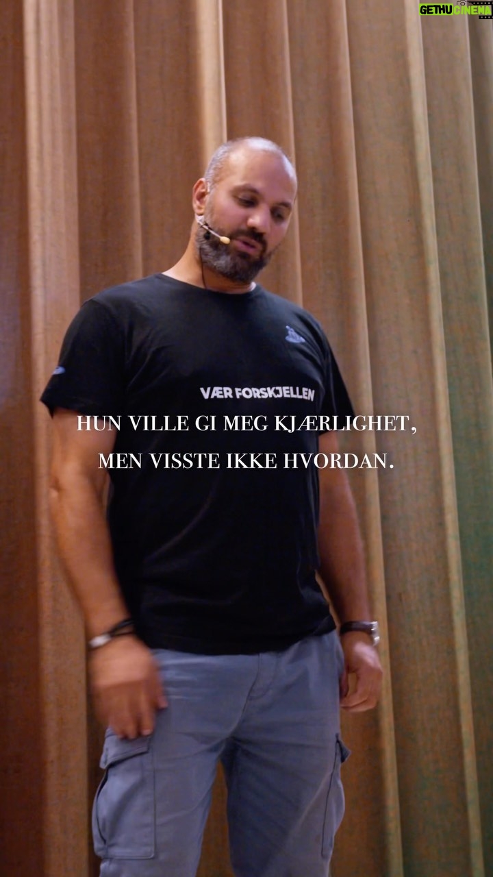Marco Elsafadi - 385 Likes - Spørsmålene vi stiller barna, signaliserer hva vi forventer av dem.
Og hensikten til foreldrene med spørsmålene sine kan ofte være forskjellige fra barnas tolkning.
Min mor ønsket bare å anerkjenne meg og vise meg kjærlighet med sine spørsmål da jeg kom hjem fra fotballkampene. Likevel ble jeg ofte frustrert og lei meg. Mamma mente det jo i beste hensikt, det vet jeg jo godt i dag. ♥️
Men som barn forstod jeg ikke det. Derfor ble dialogen vår preget av at mamma innimellom bommet. Vær oppmerksom på at du som voksen tilpasser dialogen til barnets behov og ønsker. Husk også at barn er forskjellige, selv når de er søsken. Det er nødvendig å tilpasse dialogen…👫🏽💬
#foreldre #barn #relasjoner