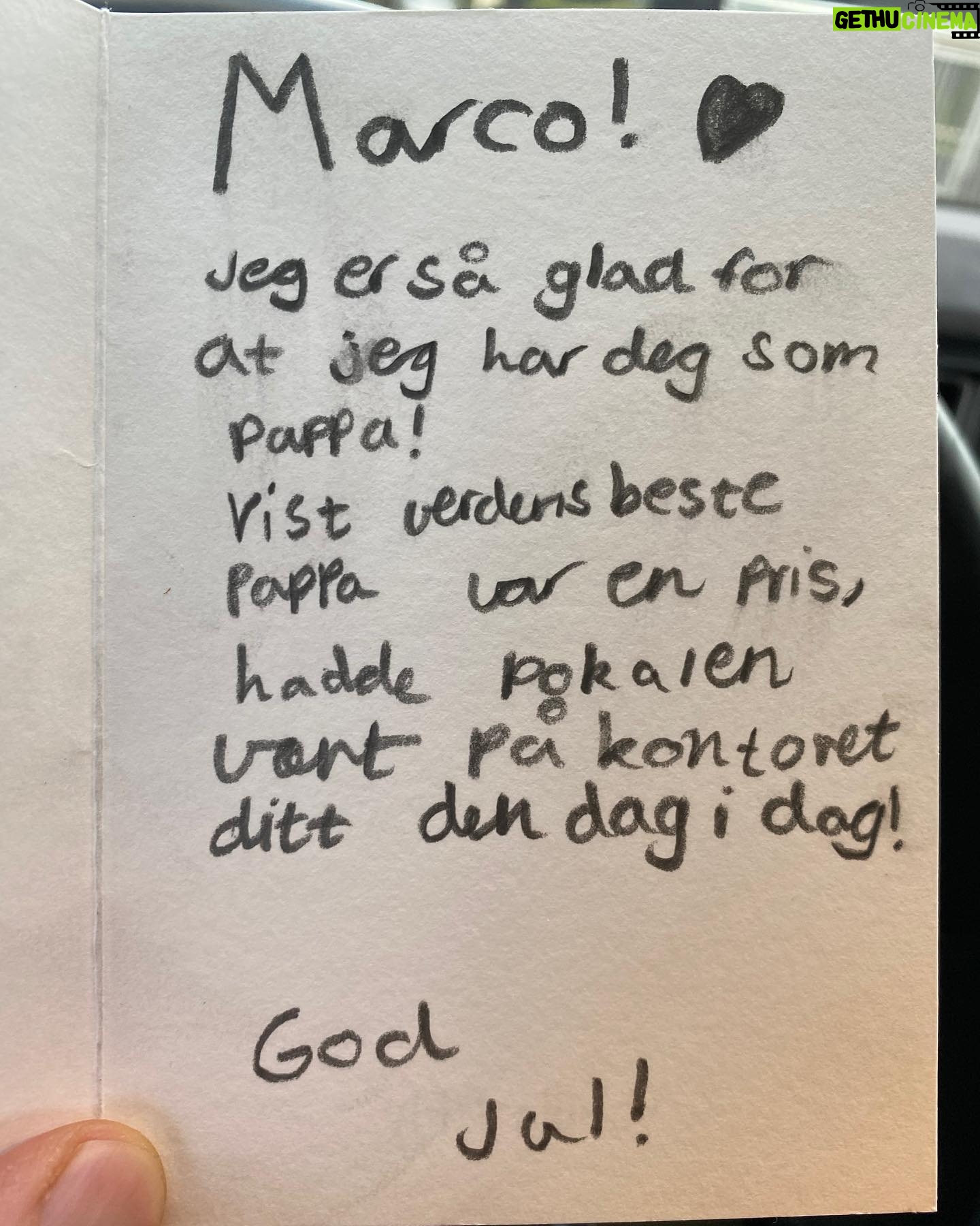Marco Elsafadi - 249 Likes - Noah (5 Ć„r) ga meg et papirfly til bursdag i dag. Da jeg Ć„pnet det fant jeg denne nydelige teksten. ā¤ļøšš½ Hva mer kan en pappa Ćønske seg til bursdag? Bortsett fra denne hjerte-teksten jeg fikk av min datter
Sarah (11 Är). Like før pappahjertet eksploderte av lykke.
#takknemlighet #familiefĆørst