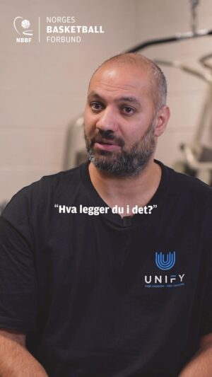 Marco Elsafadi Instagram - Vi kan alle bli en trygg og god støttespiller og medspiller. 
For vi kan plutselig bli vitner til hendelser der noen blir utsatt for trakassering av noe slag. Da er det vår moralske plikt å reagere. 

Men det er vanlig å bli overrumplet og dermed satt ut, til det punktet at vi fryser til og lar være å reagere. Det fikk vi illustrert ganske godt med TV2 programmet «Hvem bryr seg» for noen år siden. 

Når vi spurte folk om hvorfor de reagerte og grep inn, så var fellesnevneren at de følte en forpliktelse til å gjøre noe.
Det vi oppdaget var at folk som tør å gripe inn i ubehagelige situasjoner, oftest har gjort liknende tidligere. 

Kanskje kan vi si at de har en slags trening i å bry seg? 

Så, hvis vi kan trene på å bry oss, og bli bedre medmennesker og støttespillere, som reagerer når situasjoner krever det, er det ikke da lurt å trene litt? 

En god start på treningen kan være å på forhånd tenke ut hva du kan si når du blir vitne til trakassering. 

God trening folkens. 

Marco 🙏🏽♥️