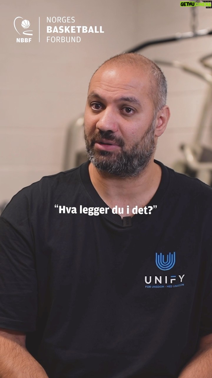 Marco Elsafadi - 617 Likes - Vi kan alle bli en trygg og god støttespiller og medspiller.
For vi kan plutselig bli vitner til hendelser der noen blir utsatt for trakassering av noe slag. Da er det vår moralske plikt å reagere.
Men det er vanlig å bli overrumplet og dermed satt ut, til det punktet at vi fryser til og lar være å reagere. Det fikk vi illustrert ganske godt med TV2 programmet «Hvem bryr seg» for noen år siden.
Når vi spurte folk om hvorfor de reagerte og grep inn, så var fellesnevneren at de følte en forpliktelse til å gjøre noe.
Det vi oppdaget var at folk som tør å gripe inn i ubehagelige situasjoner, oftest har gjort liknende tidligere.
Kanskje kan vi si at de har en slags trening i å bry seg?
Så, hvis vi kan trene på å bry oss, og bli bedre medmennesker og støttespillere, som reagerer når situasjoner krever det, er det ikke da lurt å trene litt?
En god start på treningen kan være å på forhånd tenke ut hva du kan si når du blir vitne til trakassering.
God trening folkens.
Marco 🙏🏽♥️