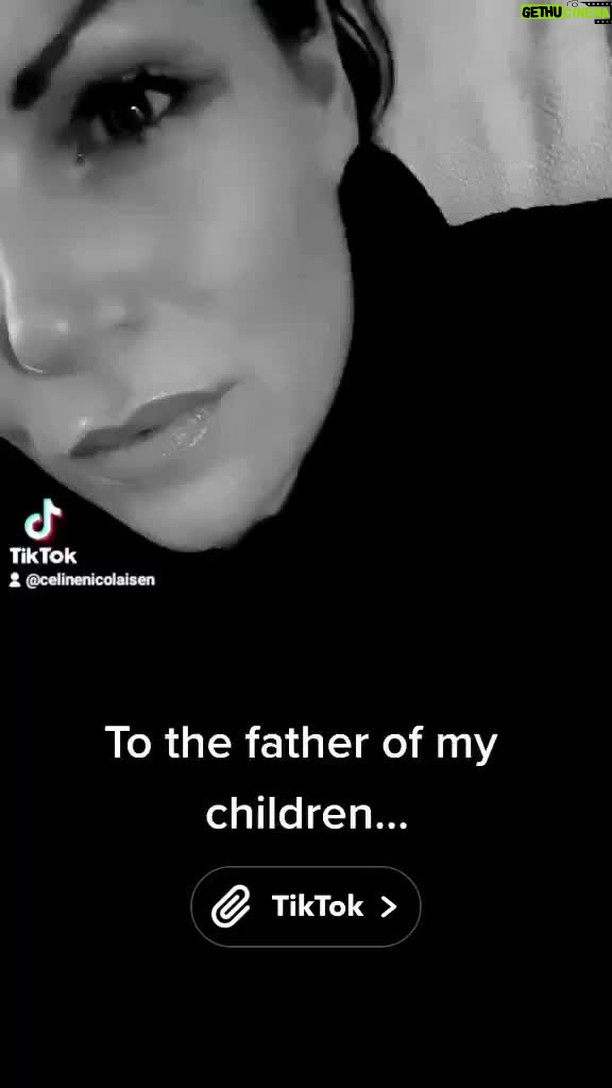 Marco Elsafadi - 241 Likes - Barn drømmer ofte om at deres skilte foreldre skal finne sammen igjen. Ikke fordi det er viktig at de blir kjærester igjen, men for å ha de viktigste personene sine samlet igjen. Ei jente sa til meg en gang: «Jeg vil at foreldrene mine skal bo sammen igjen, sånn at jeg slipper å forlate en jeg er glad i hele tiden»…
Når vi ikke klarer å innfri denne drømmen eller ønsket til barna, så er det viktig å gi dem det nest beste alternativet. At foreldrene samarbeider godt, er vennlige mot hverandre og vil hverandre vel. Vil du være god mot ditt barn, vær god mot den andre forelderen.
Og ja, jeg vet at det ikke alltid er lett. Det er mange som har opplevd forferdelige brudd med krenkelser og krevende opplevelser.
Likevel må jeg minne om at alle «kameler» foreldrene svelger i samspill med exen, er til barnets beste.
Konflikt mellom voksne skaper indre konflikt i barna. Også de stille konfliktene…
Jeg synes det er beundringsverdig når foreldre evner å være gode mot hverandre også etter et brudd. Tusen takk Celine, for den fine filmen du la ut i sosiale medier. Jeg ble inspirert og rørt. Heldige er dine barn.
Del filmen og spre litt inspirasjon folkens.
Ha en nydelig kveld.
Marco.