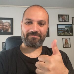 Marco Elsafadi Instagram - Onsdag 9.juni kl.1800 arrangerer jeg webinaret;
"Hvordan bedre dialogen med ditt barn - uten å bli avvist". Det er gratis å melde seg på, klikk på linken;

https://kurs.marco.no/registration

Målgruppa er foreldre, foresatte og voksne som ønsker innspill til dialogen med barn og ungdom. 

Dette blir en samling av mine beste råd og tips fra 25 års arbeid med barn og ungdom, og fra tolv og et halvt år som pappa. 😊

Hvis du innimellom føler på litt usikkerhet, avmakt eller mangel på kontroll i samtale med ditt barn, så kan du ta det med ro. Det er helt normalt. 

Det er også vanlig å være bekymret for sitt barns fremtid. 
Men det finnes enkle og gode råd, som kanskje kan gjøre ting noe lettere.

Webinaret skal være både til inspirasjon og til ettertanke. Det foregår live, så alle har muligheten til å stille meg spørsmål underveis.

Kjenner du noen som ville hatt glede av å være med, så er det bare å sende dem et hint eller tagg. 

Del gjerne posten, så flest mulig får være med. Tusen takk. 🙏🏽❤️

#bestsammen
