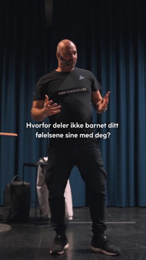 Marco Elsafadi Instagram - Barns følelser blir ofte avvist av oss voksne, spesielt hvis vi ikke forstår barnet eller ikke ønsker at barnet skal føle det de faktisk føler. 

«Det er ikke noe å være redd for» eller «Du trenger ikke å bry deg om sånt». Når et barn blir sint kan foreldre enten ble sinte tilbake eller be barna roe seg ned. 

Det er også vanlig å avvise barns følelser hvis vi er uenige eller barnet gjenforteller sin versjon på en måte vi mener er overdrevet eller inneholder faktafeil. Da svarer vi gjerne med: «Det var ikke helt sånn det skjedde».

I alle tilfeller avviser vi barnas følelser, og skjer det lenge nok, vil barnet miste tilliten til oss voksne og til slutt miste tillit til egne følelser og reaksjoner. Er det rart barn slutter å prate om vanskelige følelser?

Å bekrefte barns følelser betyr ikke at vi er enige i alt de sier. Det er lov å rette på faktafeil eller være uenig med barnet. Men vi bør alltid begynne med å validere følelsene ved å si:
«Det er ikke rart du er lei deg, redd eller sint akkurat nå. Det skjønner jeg godt…

#relasjoner #barn #norge