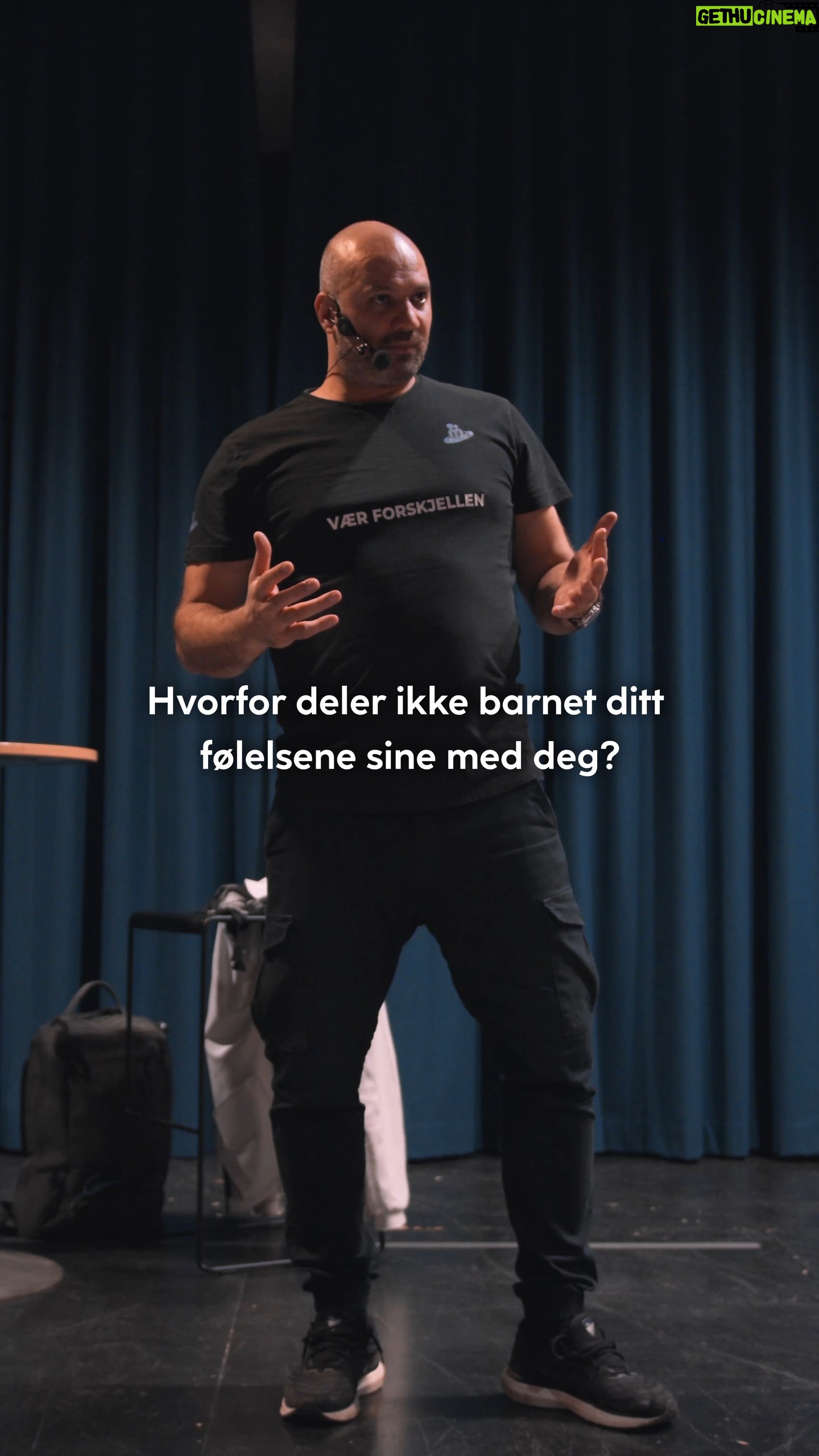 Marco Elsafadi - 366 Likes - Barns følelser blir ofte avvist av oss voksne, spesielt hvis vi ikke forstår barnet eller ikke ønsker at barnet skal føle det de faktisk føler.
«Det er ikke noe å være redd for» eller «Du trenger ikke å bry deg om sånt». Når et barn blir sint kan foreldre enten ble sinte tilbake eller be barna roe seg ned.
Det er også vanlig å avvise barns følelser hvis vi er uenige eller barnet gjenforteller sin versjon på en måte vi mener er overdrevet eller inneholder faktafeil. Da svarer vi gjerne med: «Det var ikke helt sånn det skjedde».
I alle tilfeller avviser vi barnas følelser, og skjer det lenge nok, vil barnet miste tilliten til oss voksne og til slutt miste tillit til egne følelser og reaksjoner. Er det rart barn slutter å prate om vanskelige følelser?
Å bekrefte barns følelser betyr ikke at vi er enige i alt de sier. Det er lov å rette på faktafeil eller være uenig med barnet. Men vi bør alltid begynne med å validere følelsene ved å si:
«Det er ikke rart du er lei deg, redd eller sint akkurat nå. Det skjønner jeg godt…
#relasjoner #barn #norge