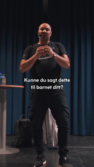 Marco Elsafadi Instagram - Mamma har aldri hatt konkurranseinnstinkt. 

For henne var idrett en arena der hun var mer til nytte da vi tapte. 🤣♥️

Da kunne hun trøste og gi av sin ubetingete kjærlighet. 

I ungdomstiden tålte hun å bli avvist. Hun kom stadig inn på rommet mitt for å slå av en prat med kompiser, selv om hun til slutt ble fysisk dyttet ut av rommet mitt. Hun var tilbake igjen ved neste besøk. 

Selv om jeg ville ha henne ut av rommet mitt hver gang, var det fint at kompisene mine likte mamma. Men det klarte jeg ikke å fortelle henne mens jeg var ungdom. 🤷🏽‍♂️♥️

#relasjoner #norge