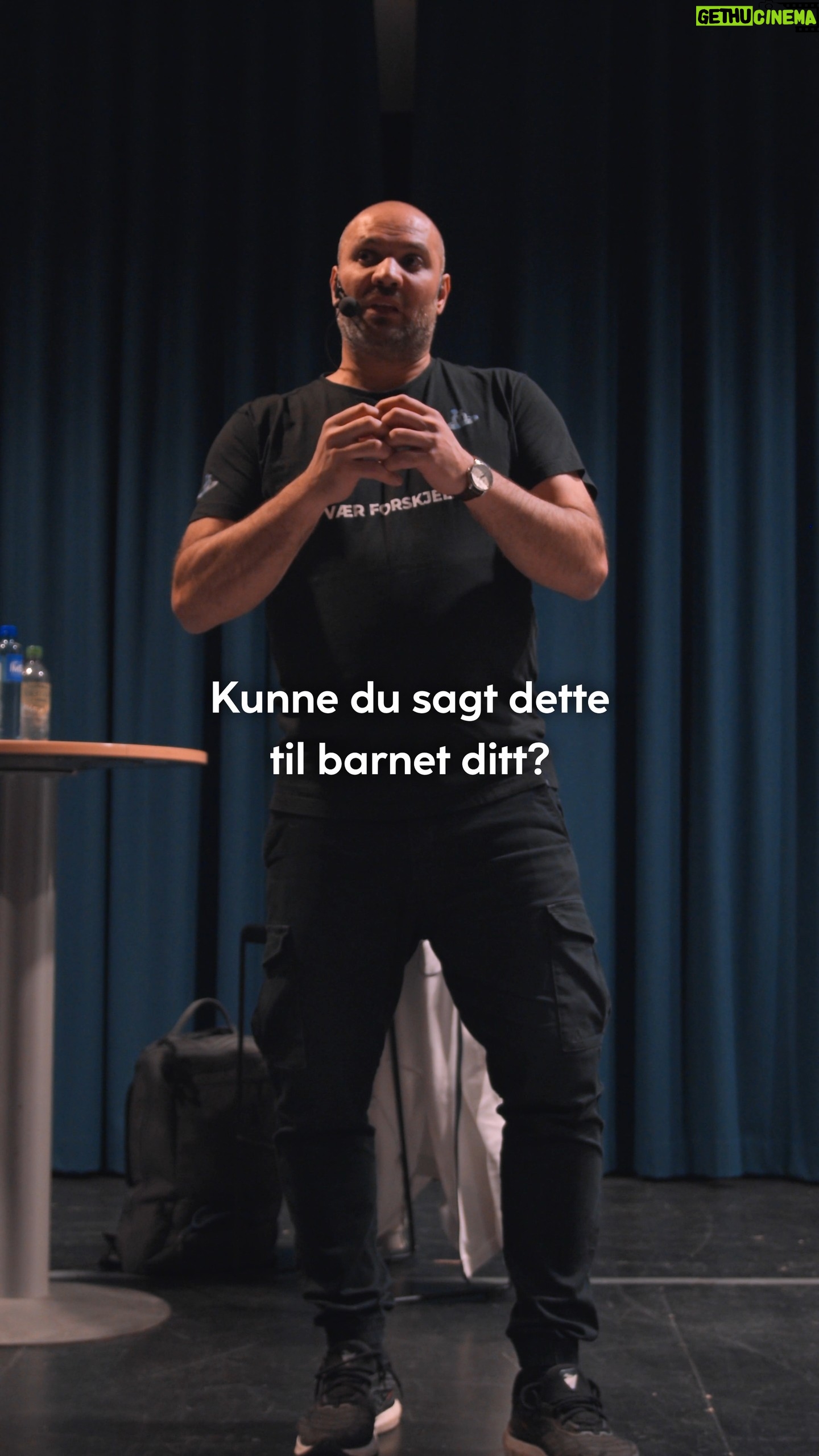 Marco Elsafadi - 365 Likes - Mamma har aldri hatt konkurranseinnstinkt.
For henne var idrett en arena der hun var mer til nytte da vi tapte. 🤣♥️
Da kunne hun trøste og gi av sin ubetingete kjærlighet.
I ungdomstiden tålte hun å bli avvist. Hun kom stadig inn på rommet mitt for å slå av en prat med kompiser, selv om hun til slutt ble fysisk dyttet ut av rommet mitt. Hun var tilbake igjen ved neste besøk.
Selv om jeg ville ha henne ut av rommet mitt hver gang, var det fint at kompisene mine likte mamma. Men det klarte jeg ikke å fortelle henne mens jeg var ungdom. 🤷🏽♂️♥️
#relasjoner #norge