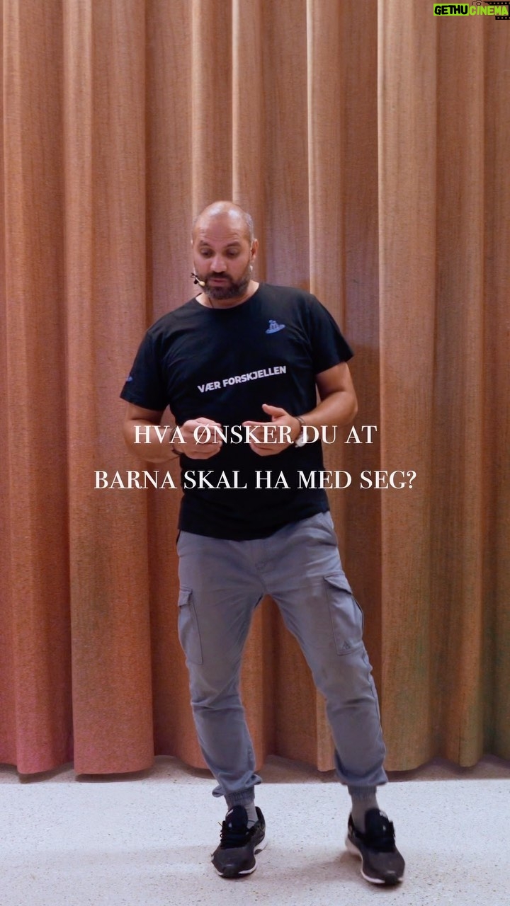Marco Elsafadi - 231 Likes - Når barna er små, er det mange foreldre som tror vi har så innmari god tid til å oppdra barna. Men tiden flyr og plutselig er de klare til å flytte ut. Da innser vi brått at barna har bodd hjemme «på lånt tid».
Men hva ønsker du at barna dine skal ha med seg i bagasjen når de tar steget ut i den store verden? Og hva trenger de for å mestre livet?🤷🏽♂️♥️
Jeg husker veldig godt min datter Sarah sin første skoledag. Det er jo ikke så lenge siden engang… hun går plutselig på ungdomsskolen.
Tiden flyr og det kan være fint å ta en fot i bakken innimellom, for å sikre at vi gir barna det vi tenker de vil ha bruk for og glede av på deres livsvei. Bruk tiden godt mens du har muligheten.
🙏🏽♥️