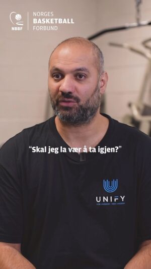Marco Elsafadi Instagram - Vi må være oppmerksomme på hva vi sier, for i blant kan utsagn oppfattes annerledes av mottakere enn hva avsender mente. Vi kan såre, krenke og mobbe hverandre uten at det nødvendigvis var ment sånn. Noen har til og med slengt ut en rasistisk kommentar for deretter å hevde at de ikke er rasister. Det kan stemme at en ikke er rasist, men kommentaren kan likevel være det. 

Og nå har vi i tillegg et forholdsvis nytt fenomen som legitimerer for en destruktiv sjargong, nemlig «roasting». 

Roasting praktiseres mye blant ungdom, og dreier seg om å si spydige kommentarer til hverandre med hensikt om å skape latter blant tilskuerne. Vi har også kjendiser som lager underholdnings-TV av å roaste hverandre for å få publikum til å le. 

Utfordringen med det er at signalene som sendes til ungdom er mildt sagt uheldige. 
Hvordan skal en 14-åring skjønne at det er galt å mobbe, når kjendisene sanker oppmerksomhet, applaus og latter for å roaste hverandre? 

La oss gå foran som eksempler og droppe roastingen. 

Tusen takk til Norges Basketballforbund som setter søkelyset på nok et viktig tema. 

#værforbilder
#stopproasting
#basketballforbundet»