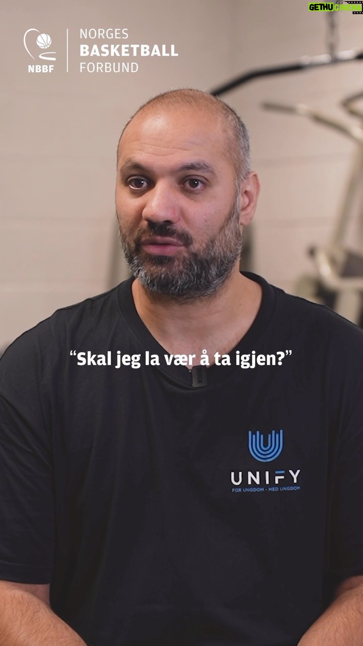 Marco Elsafadi - 1.7K Likes - Vi må være oppmerksomme på hva vi sier, for i blant kan utsagn oppfattes annerledes av mottakere enn hva avsender mente. Vi kan såre, krenke og mobbe hverandre uten at det nødvendigvis var ment sånn. Noen har til og med slengt ut en rasistisk kommentar for deretter å hevde at de ikke er rasister. Det kan stemme at en ikke er rasist, men kommentaren kan likevel være det.
Og nå har vi i tillegg et forholdsvis nytt fenomen som legitimerer for en destruktiv sjargong, nemlig «roasting».
Roasting praktiseres mye blant ungdom, og dreier seg om å si spydige kommentarer til hverandre med hensikt om å skape latter blant tilskuerne. Vi har også kjendiser som lager underholdnings-TV av å roaste hverandre for å få publikum til å le.
Utfordringen med det er at signalene som sendes til ungdom er mildt sagt uheldige.
Hvordan skal en 14-åring skjønne at det er galt å mobbe, når kjendisene sanker oppmerksomhet, applaus og latter for å roaste hverandre?
La oss gå foran som eksempler og droppe roastingen.
Tusen takk til Norges Basketballforbund som setter søkelyset på nok et viktig tema.
#værforbilder
#stopproasting
#basketballforbundet»