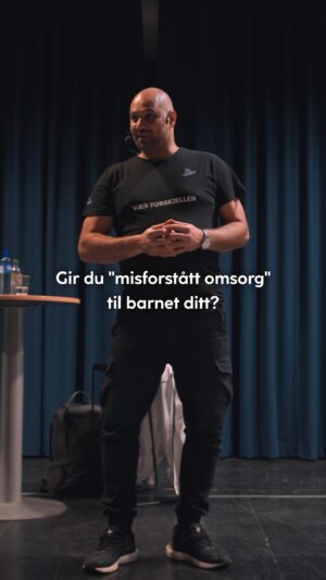 Marco Elsafadi Instagram - Klart vi må gi barna våre masse kjærlighet og omsorg. 

Det kan aldri bli for mye kjærlighet. Kjør på med anerkjennelse og positiv oppmerksomhet. 

Men dersom vi stiller for lite krav, kan vi bli årsaken til at barna får begrenset utviklingen sin. 

Barn trenger å ta ansvar og være til nytte. De aller fleste ønsker det også. 

Vi foreldre må tilrettelegge for at barna får oppgaver tilpasset deres alder, som de vil mestre og lære noe av. 

Kjærlighet uten krav og ansvar er det vi kaller misforstått omsorg.

P.S. All respekt til deltakerne i Kompani Lauritzen -Tropp 1, som bød på seg selv og sin sårbarhet, og som viste oss hva de var i stand til med en god dose kjærlighet og krav fra de fantastiske befalene. Jeg er full av beundring.

P.P.S Til foreldrene som føler seg truffet her. Dette er en helt vanlig felle å gå i. Det gjør vi alle. 

#norge #relasjoner