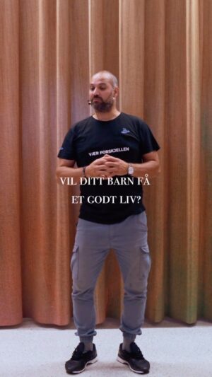 Marco Elsafadi Instagram - Hva skal til for at barnet ditt får et godt og lykkelig liv? Er det nok å være flink på skolen? Og når barnet blir eldre, vil det være godt nok med jobben som tilbyr gode vilkår og god lønn? 👩🏽‍💼

Selv er jeg opptatt av å lære barna mine diverse sosiale ferdigheter, som gir et bedre utgangspunkt for et lykkelig liv. Ferdigheter som samspill, inkludering, raushet, toleranse for å nevne noen. 

Det er også viktig at barn lærer sunt selvsnakk. At de tenker smart, tør å gjøre feil, biter tenna sammen og jobber hardt når det trengs. Og at de blir gode til å heie på seg selv og på de rundt seg. Og skulle livet bli ekstra vanskelig, så vet de at de kan be om hjelp i relasjonene de omgir seg med. 

For vi kan bli gode på alt vi trener på. Hva trener barnet ditt på? Og hvordan trener barn på eksempelvis inkludering, raushet eller toleranse?🙏🏼❤️

#barn #foreldre #norge