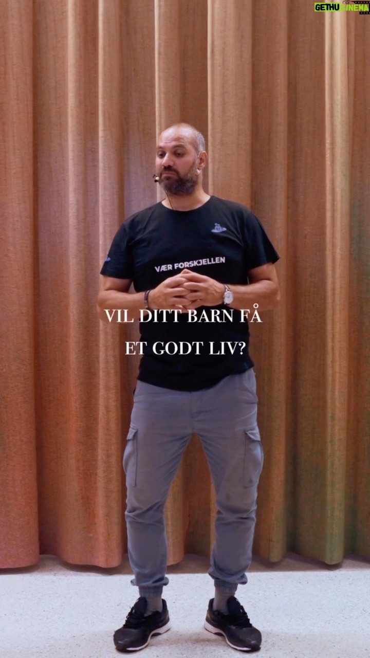 Marco Elsafadi - 573 Likes - Hva skal til for at barnet ditt får et godt og lykkelig liv? Er det nok å være flink på skolen? Og når barnet blir eldre, vil det være godt nok med jobben som tilbyr gode vilkår og god lønn? 👩🏽💼
Selv er jeg opptatt av å lære barna mine diverse sosiale ferdigheter, som gir et bedre utgangspunkt for et lykkelig liv. Ferdigheter som samspill, inkludering, raushet, toleranse for å nevne noen.
Det er også viktig at barn lærer sunt selvsnakk. At de tenker smart, tør å gjøre feil, biter tenna sammen og jobber hardt når det trengs. Og at de blir gode til å heie på seg selv og på de rundt seg. Og skulle livet bli ekstra vanskelig, så vet de at de kan be om hjelp i relasjonene de omgir seg med.
For vi kan bli gode på alt vi trener på. Hva trener barnet ditt på? Og hvordan trener barn på eksempelvis inkludering, raushet eller toleranse?🙏🏼❤️
#barn #foreldre #norge