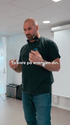 Marco Elsafadi Instagram - Vi endrer alle mønster når vi er slitne. Det er helt vanlig. Vi blir litt kortere i svarene og kanskje mer irritable. 
Mens de dagene vi har overskudd av energi, så er humøret bedre og alle oppgaver går litt av seg selv. Da er livet en lek. 

Ta godt vare på energien din, sånn at du forblir den beste utgaven av deg selv i møte med andre og når du skal utføre dine oppgaver. 🙏🏽♥️
#energi #overskudd