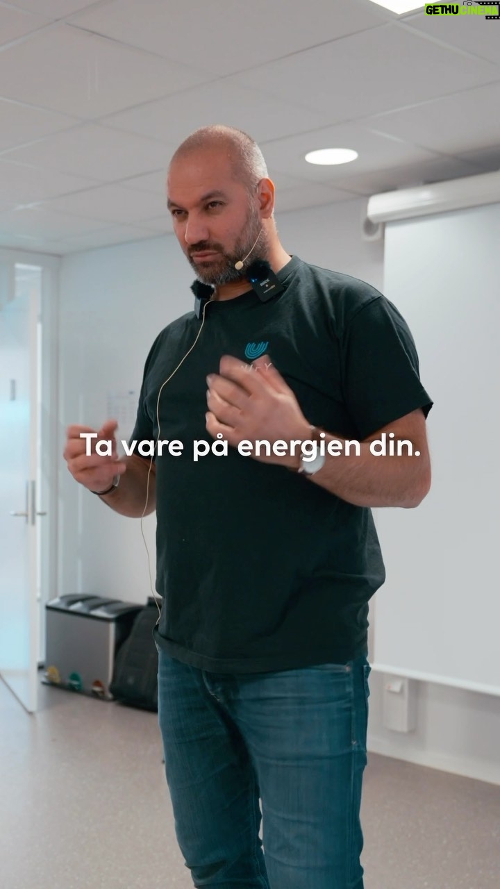 Marco Elsafadi - 633 Likes - Vi endrer alle mønster når vi er slitne. Det er helt vanlig. Vi blir litt kortere i svarene og kanskje mer irritable.
Mens de dagene vi har overskudd av energi, så er humøret bedre og alle oppgaver går litt av seg selv. Da er livet en lek.
Ta godt vare på energien din, sånn at du forblir den beste utgaven av deg selv i møte med andre og når du skal utføre dine oppgaver. 🙏🏽♥️
#energi #overskudd
