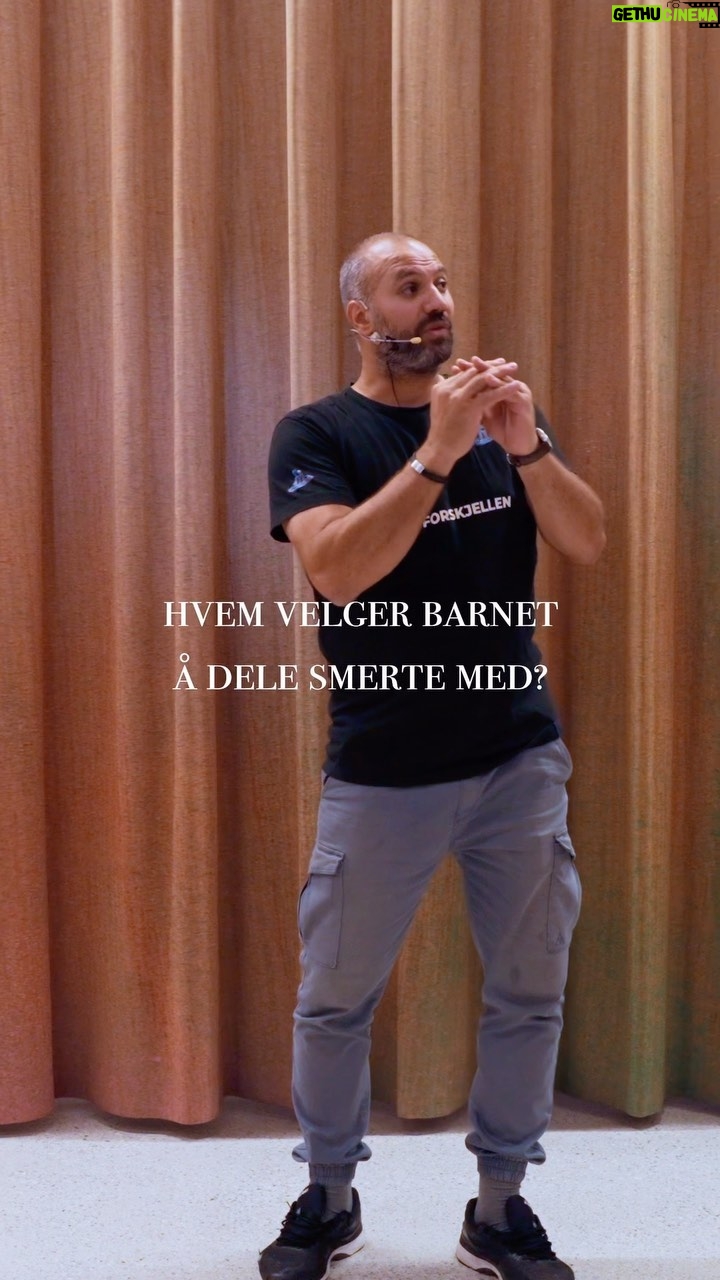 Marco Elsafadi - 694 Likes - Våre minner er utgangspunktet for våre valg, og gjelder særlig for barn. Når du er sårbar og blir møtt med trygghet, godhet og støtte, så søker du naturlig nok oftere tilbake til den samme tryggheten neste gang du føler deg sårbar.
Hvordan evner du å møte ditt barns sårbarhet?
(Selv om mamma i dette eksemplet klønet til dialogen og avviste meg, var hun veldig god på andre måter. Hun var best på å gi meg ubetinget kjærlighet, noe barn aldri kan få nok av).❤️
#norge #barn