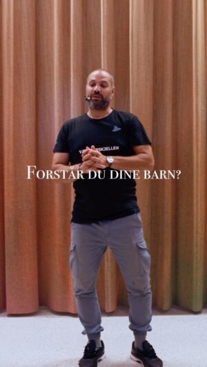 Marco Elsafadi Instagram - Barn har forskjellige behov i oppveksten. For å skape god dialog med barn, trenger barn å føle seg forstått. I forlengelsen av det trenger barn å bli validert. 
Det vil si at vi som voksne evner å bekrefte barnas følelser.🤲🏼

Det kan være krevende å bekrefte barnas følelser når deres opplevelser ikke samsvarer med våre egne. Da er det fort gjort at vi heller prøver å fortelle barna at de «ikke må tenke sånn» eller «at det ikke var sånn det var». 💭

Dersom vi i stedet starter med å bekrefte følelsen ved å si: «Det er ikke rart du er lei deg når…» eller «Jeg skjønner godt at du blir irritert når…», så vil det skape et bedre utgangspunkt for dialogen videre. Og dersom du ønsker å korrigere en opplevelse barnet har, så er de mer lydhøre for slike innspill etter at de blir bekreftet. 

Og innimellom trenger vi ikke engang å løse et problem. Vi kommer langt med å forstå og bekrefte barnas vanskelige opplevelser og vanskelige følelser. 🫶🏼❤️

#norge #foredrag #barn #ungdom
