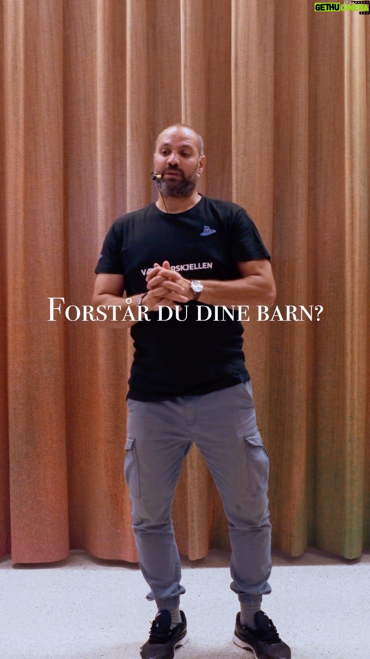 Marco Elsafadi - 742 Likes - Barn har forskjellige behov i oppveksten. For å skape god dialog med barn, trenger barn å føle seg forstått. I forlengelsen av det trenger barn å bli validert.
Det vil si at vi som voksne evner å bekrefte barnas følelser.🤲🏼
Det kan være krevende å bekrefte barnas følelser når deres opplevelser ikke samsvarer med våre egne. Da er det fort gjort at vi heller prøver å fortelle barna at de «ikke må tenke sånn» eller «at det ikke var sånn det var». 💭
Dersom vi i stedet starter med å bekrefte følelsen ved å si: «Det er ikke rart du er lei deg når…» eller «Jeg skjønner godt at du blir irritert når…», så vil det skape et bedre utgangspunkt for dialogen videre. Og dersom du ønsker å korrigere en opplevelse barnet har, så er de mer lydhøre for slike innspill etter at de blir bekreftet.
Og innimellom trenger vi ikke engang å løse et problem. Vi kommer langt med å forstå og bekrefte barnas vanskelige opplevelser og vanskelige følelser. 🫶🏼❤️
#norge #foredrag #barn #ungdom