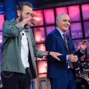 Marco Giallini Instagram - Premetto che il primo che dice: “sei comunque carino” mente sapendo di mentire. Durante le riprese del programma, purtroppo, non riuscivo a parlare bene perchè cercavo di nascondere un apparecchio odontoiatrico che mi ha dato non pochi problemi. Erano gli ultimi giorni in cui avrei dovuto tenerlo e purtroppo questo è capitato in concomitanza con la tramissione. Lo dico solo perchè non ero a mio agio e ringrazio @giorgiopanarielloreal  e lo staff per il supporto e tutti voi per la comprensione. Marco ❤️