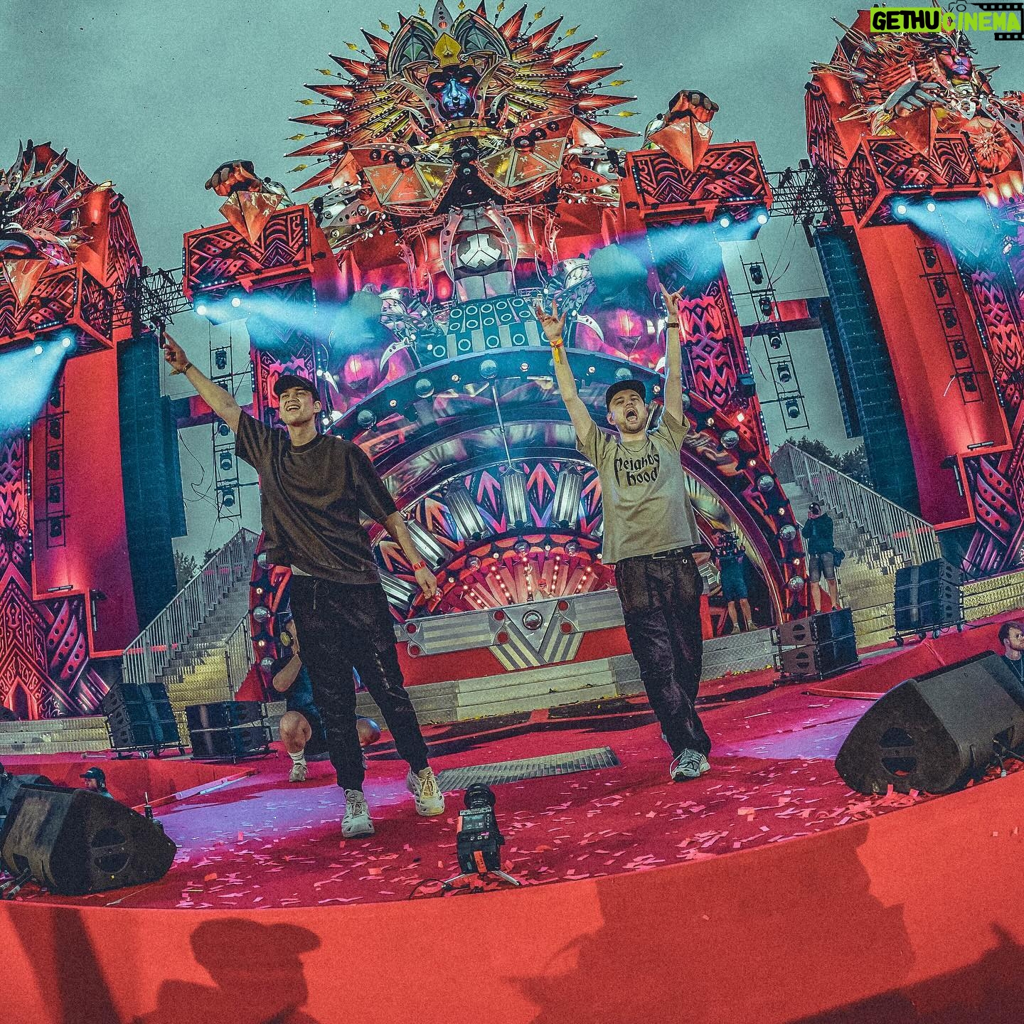 Marco Spronk - 6.5K Likes - defqon.1 legends. so grateful to be able to do this in my life. thank you guys for always supporting me. ❤️🤘🏻 @devinwildnl and me had an amazing time and had such a hard time selecting all the tracks for this set but i really hope you guys enjoyed it. thanks again and big big love to @devinwildnl and @defqon1
#hardstyle