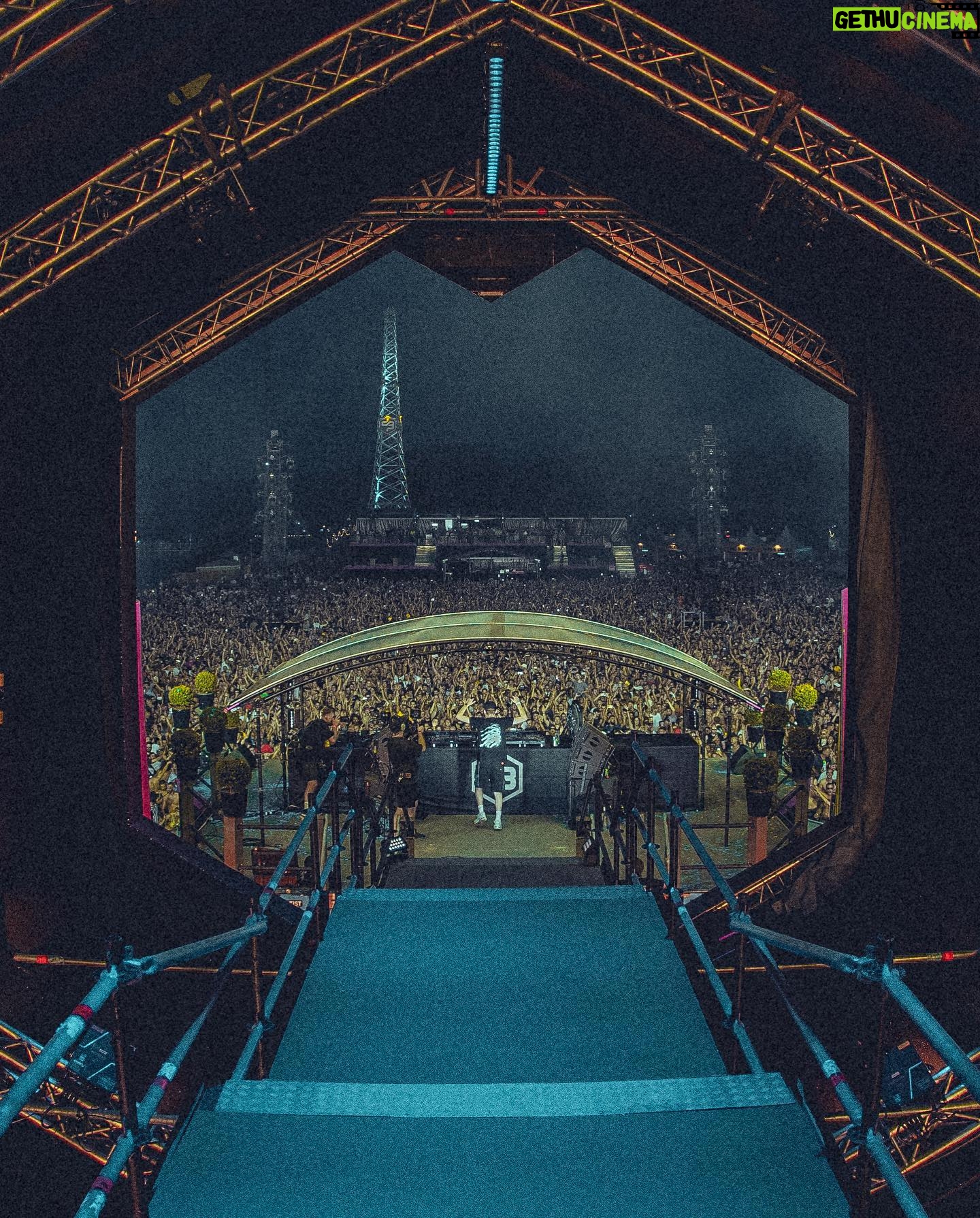 Marco Spronk - 4.2K Likes - man decibel this year was absolutely incredible. thanks everyone for rocking out 🤘🏻 def one of the best. swipe for some viddys.
s/o to @devinwildnl @aversiondj_ and @officialb2s
#hardstyle