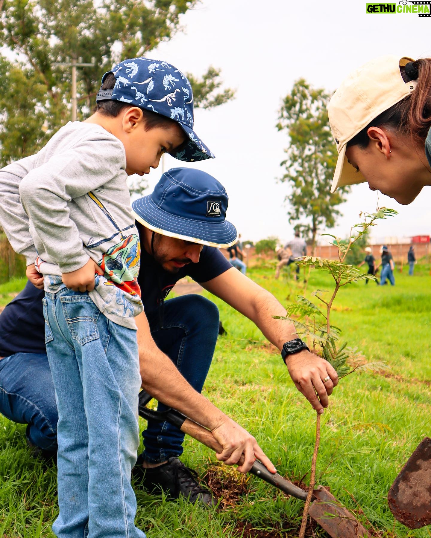 Marco Tostado - 3 Likes - El domingo se llevó a cabo la jornada de reforestación en Tepatitlán previo al temporal de lluvias , la comunidad de Tepatitlán puso su granito de Arena .
GRACIAS a todas y a todos !
Logramos plantar más de 170 árboles .
Gracias a todos nuestros patrocinadores .
@quiksilvermexico
@roxy_mx
@ecoviverotepa
@gobierno_de_tepatitlan
@donkrestaurant
@evobac.mx
@mangiatoia_restaurant
Fotografías tomadas por @juanpablotostado_9918
#replantemoselfuturo