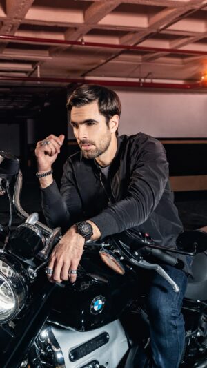 Marco Tostado Instagram - Espíritu máximo de adrenalina que combina con mi estilo de vida .
Así es el #multifortskeletonvertigo de @midowatches 
#midowatches 
En colaboración con @bmwmotorradmexico