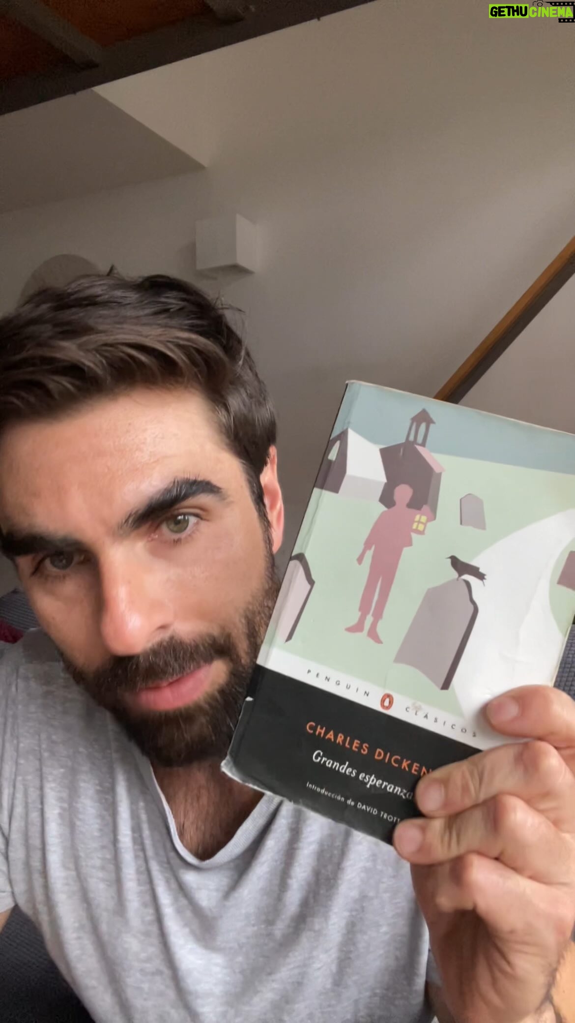 Marco Tostado - 703 Likes - Mediados de 1800 en Inglaterra : un huérfano, un extraño benefactor que cambiará la vida de nuestro protagonista y una historia de amor harán que te enamores de esta novela .
DICKENS sin duda es el padre del realismo .
Hablemos de libros ….. 📚
#hablemosdelibros