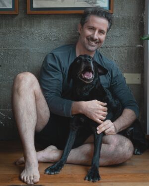 Marco Zunino Instagram - Durante un rodaje en la reconocida Quinta Heeren, @marcozunino_of conoció a Tyson, un perro que siempre se acercaba a él. Todos le decían, “ya te escogió”, pero Marco pensaba que con su estilo de vida y tantos viajes, no estaba preparado para adoptar.

En el último día de rodaje, mientras Marco descansaba, Tyson se sentó a su lado y lo miró fijamente. En ese momento, Marco entendió y le dijo: “sí, nos vamos a casa.”

Así comenzó su historia juntos, una historia de compañía y lealtad que transformó sus vidas para siempre. 🖤🐾