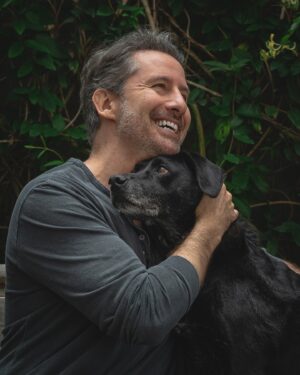 Marco Zunino Instagram - Durante un rodaje en la reconocida Quinta Heeren, @marcozunino_of conoció a Tyson, un perro que siempre se acercaba a él. Todos le decían, “ya te escogió”, pero Marco pensaba que con su estilo de vida y tantos viajes, no estaba preparado para adoptar.

En el último día de rodaje, mientras Marco descansaba, Tyson se sentó a su lado y lo miró fijamente. En ese momento, Marco entendió y le dijo: “sí, nos vamos a casa.”

Así comenzó su historia juntos, una historia de compañía y lealtad que transformó sus vidas para siempre. 🖤🐾