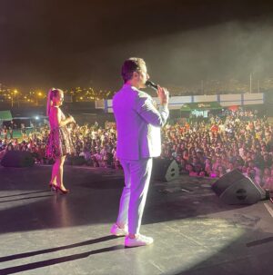 Marco Zunino Instagram - Esta aventura musical está llena de sorpresas 🤩. ¿Ya escuchaste nuestra balada “Para quererte más”? 
Prepárate porque ¡se viene más cumbia! 🎶.

Gracias @corazonserranoperu 💖 🎤 

#nodejadelatir #corazónserrano #concierto #música #cumbia #perú #sorpresas #pronto #cantantes #show
