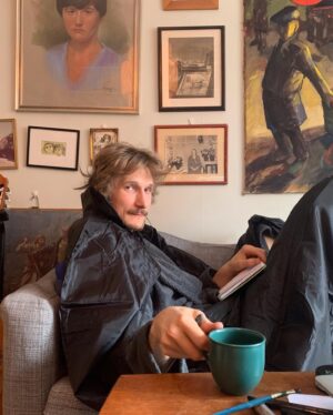 Marcus Berggren Instagram - Här är ett bildspel från när jag köpte en cape, mantel, Dracula-på-jobbet… kalla det va du vill. Jag blev extremt retad för den och hade den bara på mig denna enda gång men skulle aldrig slänga den. För drömmen lever där längst nere i kistan i sovrummet. Detta är på det stora hela ett väldigt inspirerande inlägg där jag då inspirerar er till att göra saker. En vacker dag när ni ser mig iklädd den på stan vet ni: den killen skiter i allt!!! Hej då iaf.