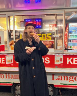 Marcus Berggren Instagram - I höstas träffade jag en spådam på inrådan av min ljuvliga medtävlande i På Spåret, Cecilia Berggren. Jag tänkte ”Bra nu ska jag fan få facit”.
Ni som såg programmen förstår att spåkärringen fan var ännu sämre på geografi än vad jag är. 
Dock var hon EXAKT så som man vill ha sina spådamer: kristallkula, immiga brillor i äkta näver, hår det bodde minst bofinkar i. 
På sin släpiga budgettyska sa hon en sak jag aldrig glömmer: 
”21 april 2024 kommrrrrr nanting FANTASHCTICC hende dejjj”
Igår var det den 21 april 2024. Så vad hände då?
Jag körde bil hem från Gävle i sån mjällblandad snö med en av mina bästa vänner. Vi hade haft konsert kvällen innan och träffat en hel Fritzlgillestuga med äktabrormänniskor, som frivilligt lämnat sina hem och husdjur, och valt att spendera pengar och kvällen på oss. 
Efter giget var vi på tamejfan den bästa krogen norr om Silverkällan: Bilagan! Överkammade Flinternas Memorial Day! Fittpiercing The Gathering osv.
Från karaoken hördes Bon Jovi i en för mänskligheten helt ny tonart. Ren kärlek och etanol flödade genom min skrangliga jordeboning. 
Men igår 21 april 2024 puttrade vi hem i bilen, jag och min vän. Storpratade om alla livets stolpe in och ut man varit med om. Sedan kom jag hem till min fru och dotter som jag saknat som en pingisspelare saknar en amputerad arm. 
Jag köpte rödspätta på ICA men den måste ha varit fiskad när Oldsberg levde och hade håret. Det luktade avlagd måsmagsäck i hela grannsamfälligheten. 
Muminkex och potatismos till middag. Igen. 
Jag somnade i min frus famn i soffan vid 23.15 med ”Vem vill slå Filip och Fredrik” på teve. 
Så nu vet ni: spådamer kan se in i framtiden. Det hände något helt fantastiskt. Det enda hon inte såg i sin spåkula är att det händer varje dag.