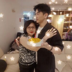 Marcus Chang Instagram - My mom is like a big sister to me at times, we get silly and make fun of each other for giggles. Last year was a rough one. One time she came to sit with me on the side of my bed just to watch me fall asleep.

Thanks Mom.
Forever young, forever real🕊️
Much ♥️ 💋

母親節快樂！✨

#happymothersday